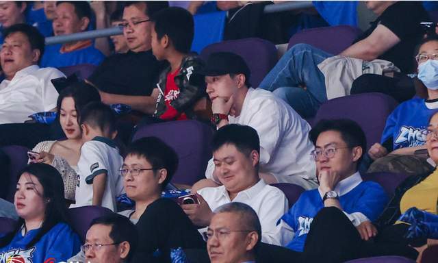 夏露携2子观战北京龙队给老大讲解总决J9国际网站人生赢家!马龙和美丽妻子(图4)