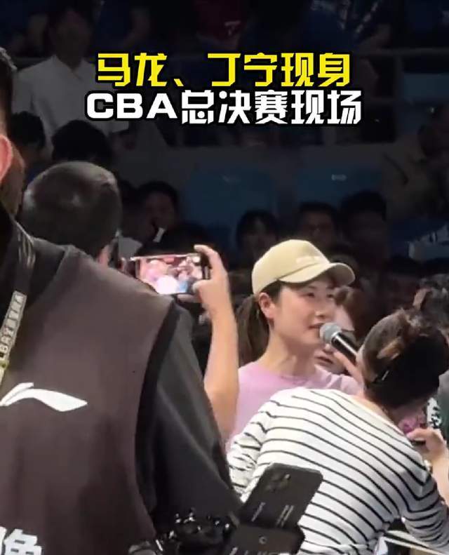 夏露携2子观战北京龙队给老大讲解总决J9国际网站人生赢家!马