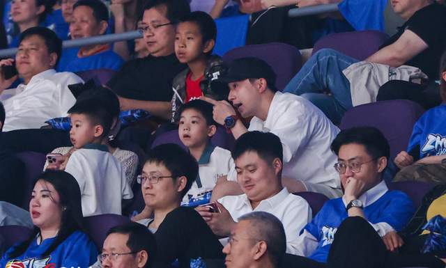 夏露携2子观战北京龙队给老大讲解总决J9国际网站人生赢家!马龙和美丽妻子(图5)