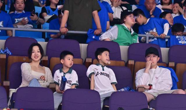 夏露携2子观战北京龙队给老大讲解总决J9国际网站人生赢家!马龙和美丽妻子(图8)
