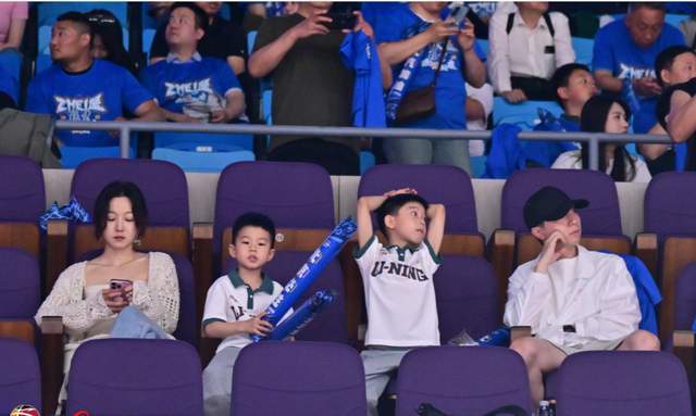 夏露携2子观战北京龙队给老大讲解总决J9国际网站人生赢家!马龙和美丽妻子(图7)