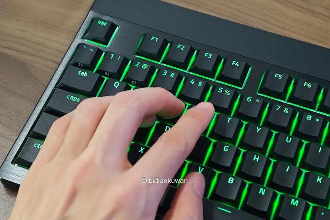 蛇黑寡妇蜘蛛V4矮轴竞技极速版体验j9国际站登录轻薄矮轴指尖狂飙：雷(图10)